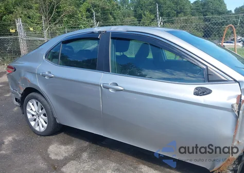 2019 Toyota Camry Le z USA, uszkodzony, nr VIN 4T1B11HK2KU771648